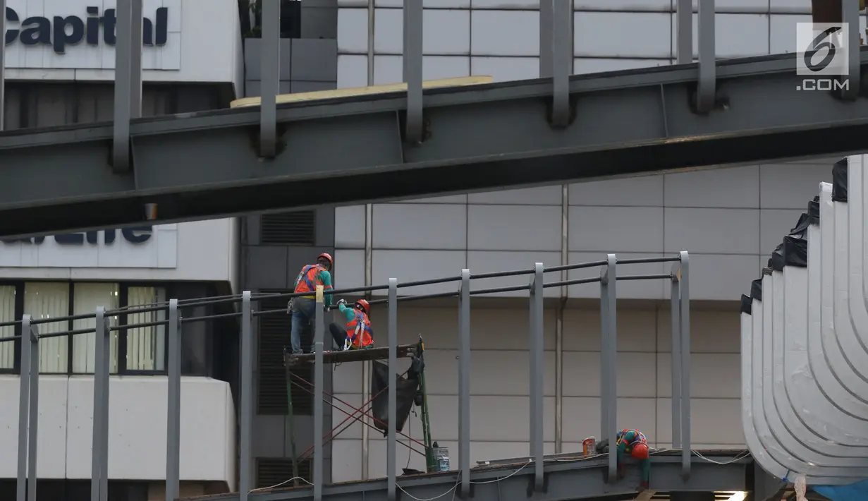 Pekerja melakukan proses revitalisasi JPO Ratu Plaza di Jalan Jenderal Sudirman, Jakarta, Selasa (11/12). JPO Ratu Plaza merupakan salah satu dari tiga JPO prioritas yang ditagetkan selesai pada akhir Desember 2018. (Liputan6.com/Helmi Fithriansyah)
