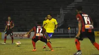 Duel Persegres vs Persipura di Stadion Tri Dharma, Gresik, Senin (14/8/2017). (Bola.com/Fahrizal Arnas)