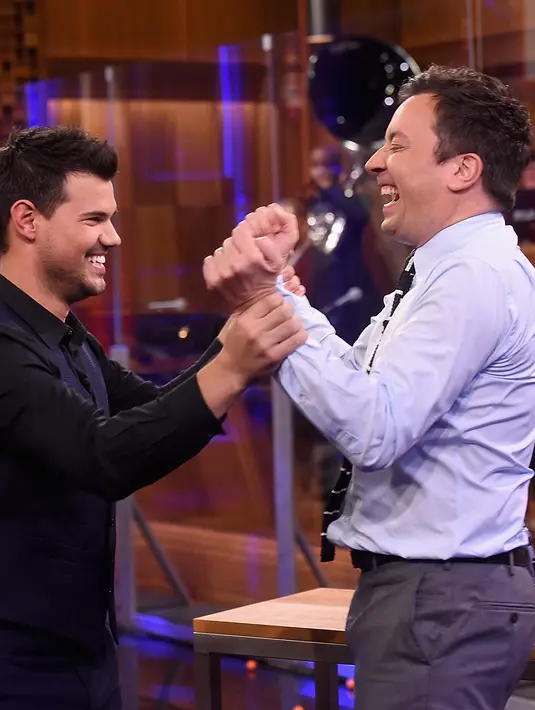 Siapa lagi kalau bukan Taylor Swift. Taylor Lautner bergurau didalam videonya dengan mengatakan "Saya meminta nomor telefon Swift untuk disimpan", ucap Taylor sambil tertawa. (AFP/Bintang.com)