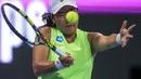 Janice Tjen, yang mendapatkan wildcard pada ajang WTA 1000 tersebut, tak mampu mengatasi penampilan unggulan teratas Iga Swiatek. Tampak dalam foto, petenis tunggal putri Indonesia, Janice Tjen memukul bola balasan saat melawan Iga Swiatek (Polandia) pada babak kedua turnamen Qatar Open di Doha, 10 Februari 2026. (Karim JAAFAR/AFP)