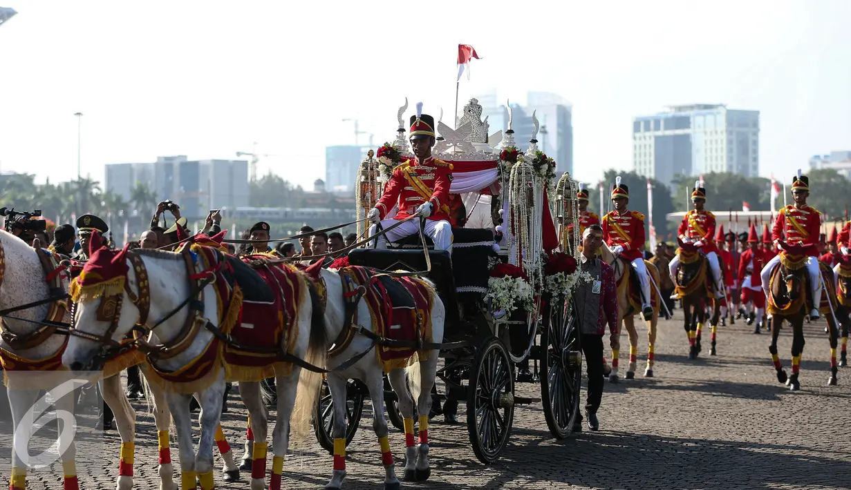Kereta kencana pembawa duplikat bendera pusaka dari Monumen Nasional menuju Istana di Jakarta, Rabu (17/8). Kegiatan tersebut dalam rangka memperingati HUT RI ke-71. (Liputan6.com/Faizal Fanani)