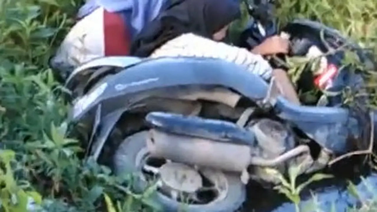 Viral, Diduga Kehilangan Keseimbangan Ketiga Wanita Ini Jatuh Ke Sawah