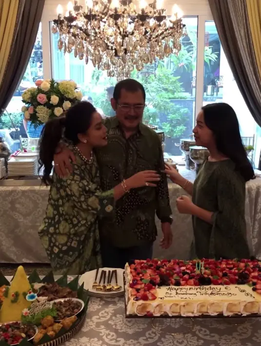 Ulang tahun Bambang Trihatmodjo kebanjiran ucapan selamat dari para selebritas. “Pibesdey again shaaay buat belahan jiwanya , sehat panjang umur bahagia lahir batin dunia akherat,” Melly Goeslaw menyelamati. “Happy Birthday utk Bp Bambang Trihatmodjo sehat selalu bahagia panjang umur & barokah bersama keluarga tercinta semua,” Bella Saphira menyahut di kolom komentar. (Foto: Dok. Instagram @mayangsari_official)