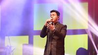Foto Ari Lasso dan Tulus spesial performance di konser Dua Ruang (Deki Prayoga/bintang.com)