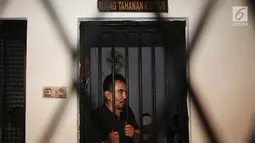 Gatot Brajamusti berada di ruang tahanan di PN Jakarta Selatan, Selasa (31/10). Gatot menjalani proses hukum kasus dugaan kepemilikan senjata api ilegal, satwa langka, hingga dugaan tindakan asusila terhadap korban CT. (Liputan6.com/Immanuel Antonius)