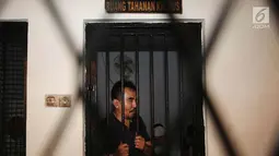 Gatot Brajamusti berada di ruang tahanan di PN Jakarta Selatan, Selasa (31/10). Gatot menjalani proses hukum kasus dugaan kepemilikan senjata api ilegal, satwa langka, hingga dugaan tindakan asusila terhadap korban CT. (Liputan6.com/Immanuel Antonius)