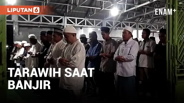 Warga Palangkaraya Tarawih Sambil Banjir-banjir