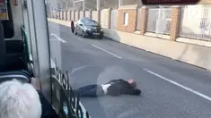 Seorang pria sengaja tiduran di tengah Jalan West Bridgford, Nottingham. Keberadaan pria ini mengundang perhatian pengendara dan warga sekitar.
