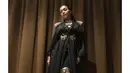 Selain nyentri, Denada pun juga sering banget bergaya glamor seperti ini setiap penampilannya di atas panggung. Gaun hitam yang menjuntai menjadi pilihannya saat ini. (Instagram/denadaIndonesia)