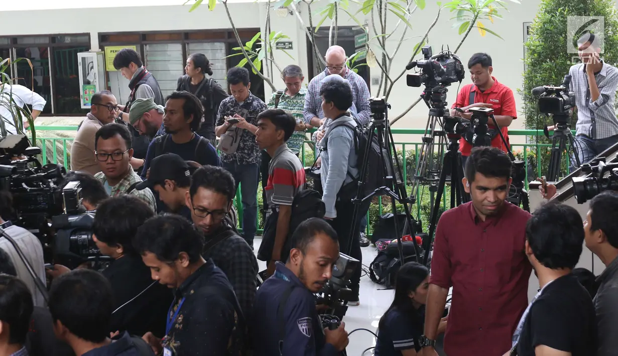 Para awak media menunggu di luar ruang sidang pembacaan vonis dengan terdakwa terorisme, Aman Abdurrahman di PN Jakarta Selatan, Jumat (22/6). Sesuai kesepakatan dengan KPI, persidangan tidak boleh disiarkan secara langsung. (Liputan6.com/Angga Yuniar)