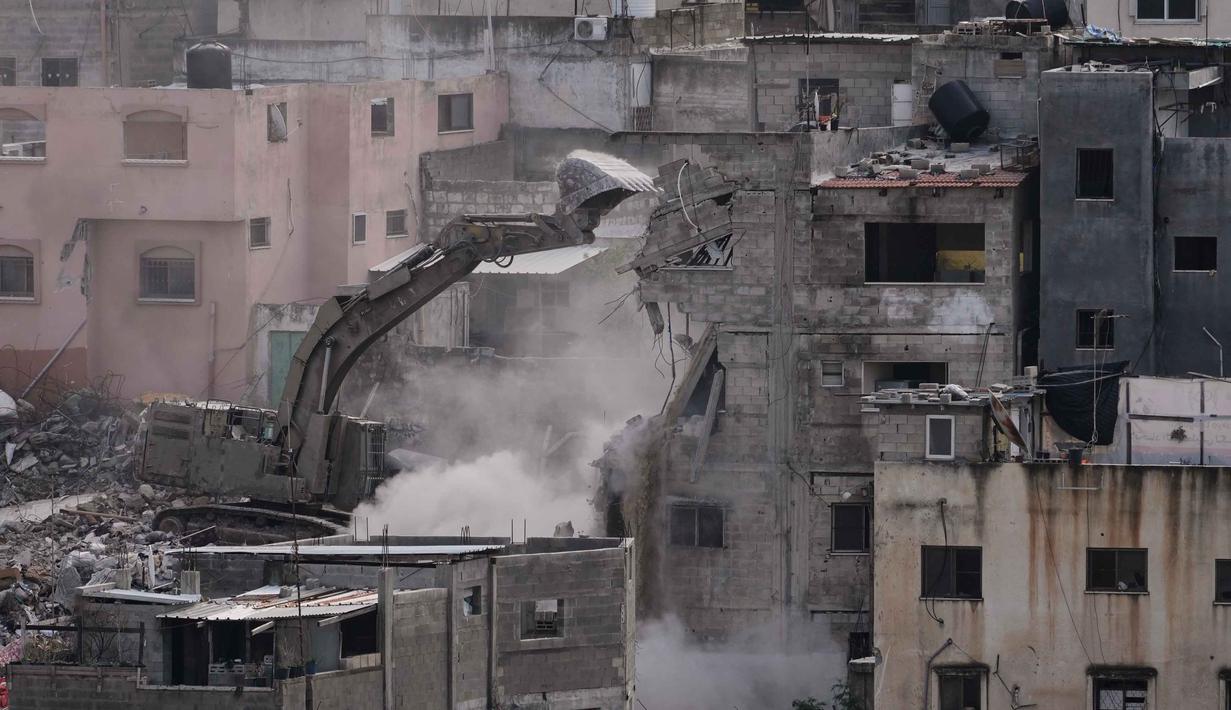 Penghancuran ini menyebabkan ratusan keluarga Palestina kehilangan tempat tinggal. Tampak dalam foto, sebuah buldoser tentara Israel menghancurkan rumah-rumah di kamp pengungsi perkotaan Palestina Nur Shams, dekat kota Tulkarem di Tepi Barat, Rabu 31 Desember 2025. (AP Photo/Majdi Mohammed)