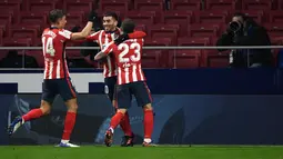Penyerang Atletico Madrid Argentina Angel Correa (tengah) bersama rekan setimnya merayakan gol ke gawang Sevilla dalam lanjutan Liga Spanyol 2020/2021 di Stadion Wanda Metropolitano, Madrid, Spanyol, Rabu (13/1/2021) dini hari WIB. Atletico Madrid membungkam Sevilla 2-0. (PIERRE-PHILIPPE MARCOU/AFP)