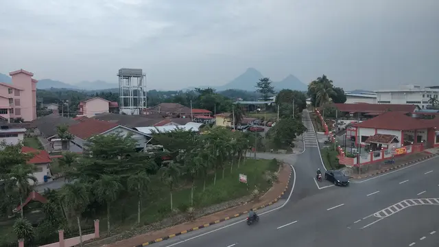 Puncak kembar Gunung Kenderong dan Gunung Kerunai