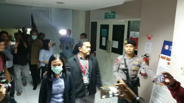Penyidik sambangi ruang perawatan Setya Novanto di Rumah Sakit Medika Permata Hijau, Jakarta (Liputan6.com/Nanda Perdana Putera).