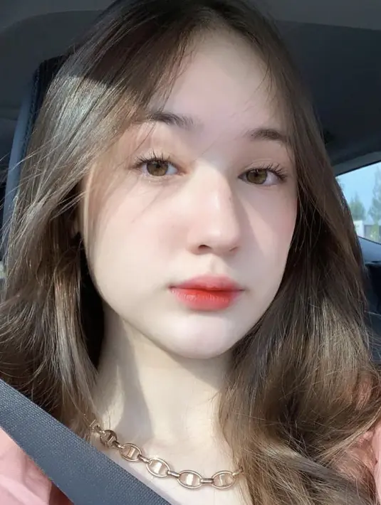 <p>Laura sendiri memiliki ciri khas mengenakan lipstik merah ombre khas Korea look yang sesuai dengan usianya, tanpa mengenakan riasan wajah lainnya. @its_lauramoane2</p>