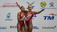 Pasangan Anisa Feritrianti dan Claudia Megawati, saat tampil pada cabang renang indah di Aquatic Center, Kuala Lumpur, Kamis (18/8/2017). Pasangan ini berhasil meraih medali perunggu. (Bola.com/Vitalis Yogi Trisna)