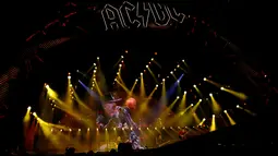 Aksi panggung band rock veteran AC/DC saat tampil dalam "Rock Or Bust World Tour" di tur konser dunia di Andalusia, Seville, Spanyol, (10/5). Axl Rose didaulat menjadi vokalis untuk tur grup hard rock, AC/DC. (REUTERS/Marcelo del Pozo)
