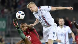 Pemain Portugal, Joao Mario (kiri), berebut bola dengan pemain Islandia, Kolbeinn Sigthorsson, pada laga Grup F Piala Eropa 2016 di Stade Geoffroy Guichard, Saint-Etienne, Rabu (15/6/2016) dini hari WIB. (AFP/Jeff Pachoud)