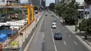 Sejumlah Kendaraan melintasi jalan Jendral MH Thamrim, Jakarta, Sabtu (24/12). Menjelang natal sejumlah ruas jalanan Jakarta tampak lengang. (Liputan6.com/Herman Zakharia)