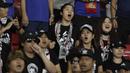 Suporter Thailand memberi dukungan saat melawan Indonesia pada laga kualifikasi Piala Dunia 2022 di SUGBK, Jakarta, Selasa (10/9). Indonesia takluk 0-3 dari Thailand. (Bola.com/M Iqbal Ichsan)