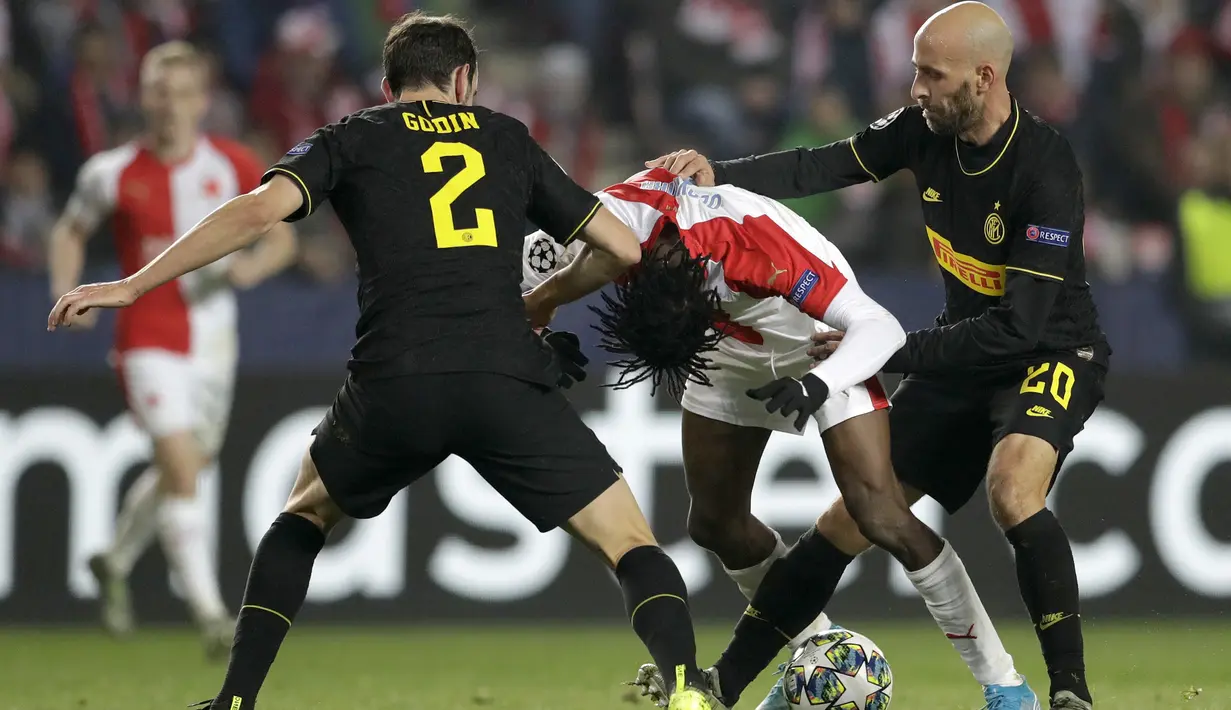 Gelandang Slavia Praha, Peter Olayinka berusaha melewati dua pemain Inter Milan, Diego Godin dan Borja Valero pada pertandingan Grup F Liga Champions di stadion Sinobo di Praha, Republik Ceko (27/11/2019). Inter Milan menang 3-1 atas Slavia Praha. (AP Photo/Petr David Josek)