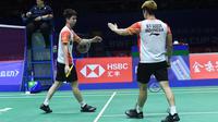 Ganda putra Indonesia, Marcus Gideon (kanan) dan Kevin Sanjaya berselebrasi usai memenangkan satu poin atas Lee Yang dan Wang Chi-Lin (Chinese Taipei) pada babak perempat final Piala Sudirman 2019 di Nanning, China, Jumat (24/5/2019). Kevin/Marcus menang dua gim langsung 21-17, 21-17 (WANG ZHAO/AFP)
