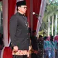 Gubernur DKI Basuki 'Ahok' Tjahaja Purnama memimpin upacara peringatan hari ulang tahun Jakarta ke-489 di Lapangan Monas, Rabu (22/6). Upacara diikuti oleh Pegawai Negeri Sipil pada Pemprov DKI Jakarta. (Liputan6.com/Gempur M Surya)