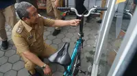 Wakil Wali Kota Bandung Yana Mulyana melihat prototipe sepeda lipat Kreuz yang dipajang di kawasan Cikondang, Kota Bandung, Senin (24/8/2020). (Liputan6.com/Huyogo Simbolon)