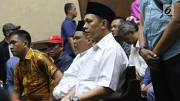 Bupati Lampung Tengah nonaktif, Mustafa bersiap menjalani sidang putusan di Pengadilan Tipikor, Jakarta, Senin (23/7). Mustafa dinyatakan bersalah dan dihukum tiga tahun penjara dan denda Rp 100 juta. (Liputan6.com/Helmi Fithriansyah)