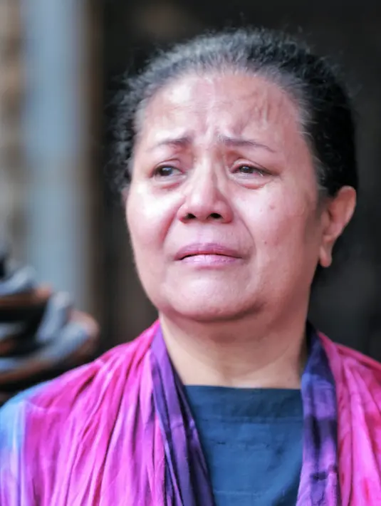 Tak hanya itu saja, sang ibunda sontak menangis ketika mengingat kenangan indah bersama Almarhum Mike Mohede. Ia pun tak bisa menahan derai airmata yang membasahi kedua pipinya. (Adrian Putra/Bintang.com)