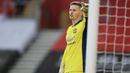 Kiper Manchester United, Dean Henderson, memberikan arahan kepada rekannya saat melawan Southampton pada laga Liga Inggris di Stadion St. Mary's, Minggu (29/11/2020). MU menang dengan skor 3-2. (Naomi Baker, Pool via AP)