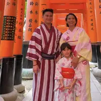 Berkunjung ke Jepang tak lengkap jika tidak mencoba baju kimono, seperti keluarga Acha yang kompak mengenakan kimono. (@septriasaacha)