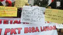 Karyawan pensiunan PT Pupuk Kaltim membawa sejumlah spanduk bertuliskan tuntutan saat menggelar unjuk rasa di depan Kantor KPW Pupuk Kalitim di Jakarta, Selasa (31/7). (Merdeka.com/Dwi Narwoko)