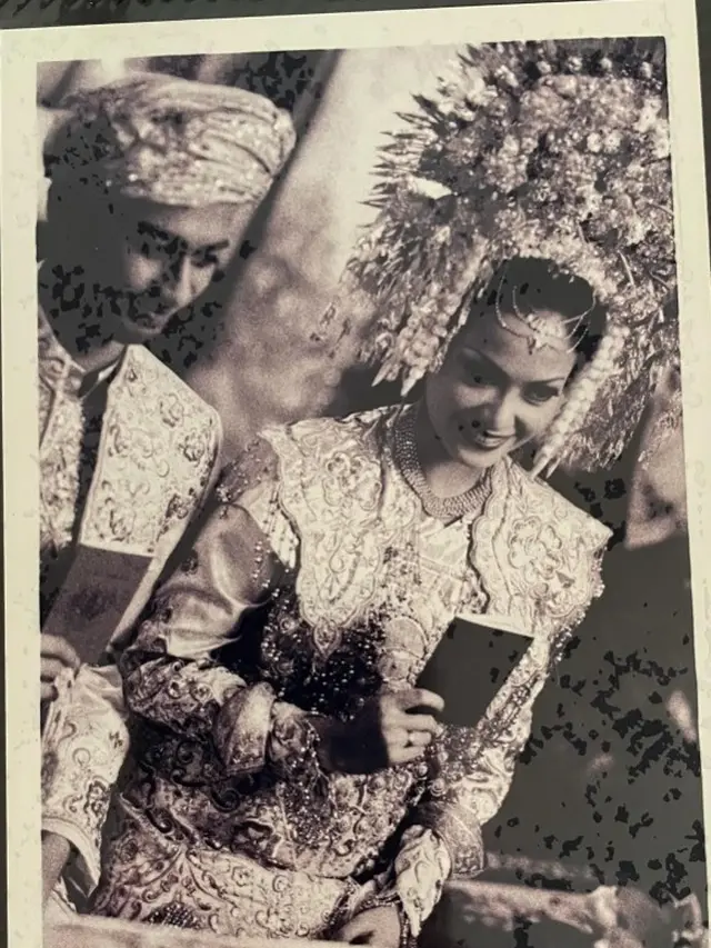 Potret Ersa Mayori dan suami dengan buku nikah (Sumber: Instagram/ersamayori)