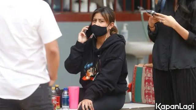 7 Potret Suasana Rumah Duka Laura Anna, Keluarga dan Rekan Artis Tahan Tangis