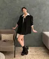 Di akun media sosialnya, Chae Soo Bin kerap tampil mengenakan blazer dengan gaya kasual. Misalnya saja ia mengenakan blazer hitam oversize dipadukan inner kemeja putih. Ia mengenakan kaos kaki hitam senada dengan sepatu berhaknya. [@soobinms]