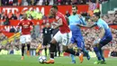 Penyerang Manchester United, Anthony Martial, melewati pemain Arsenal, Hector Bellerin, pada laga Premier League di Stadion Old Trafford, Senin (30/4/2018). Manchester United menang 2-1 atas Arsenal. (AP/Rui Vieira)