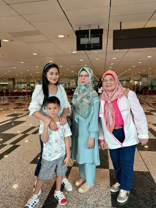 Outfit ini dipadukan dengan ankle jeans yang trendy dan sneakers Gucci andalannya  [@titi_kamall]