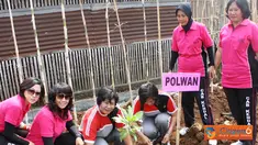 Citizen6, Kendal: Pohon yang ditanam diantaranya adalah Durian, Mangga, Jati Kebon, Keluwih dan beberapa pohon peneduh lainnya. Kegiatan tersebut diikuti oleh seluruh pengurus Bhayangkari Kendal. (Pengirim: Aryo widiyanto)