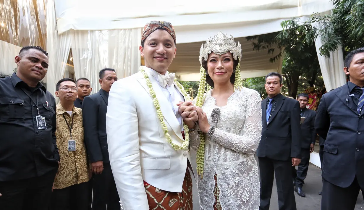 Moreno Soeprapto resmi menikah dengan Noorani Sukardi Jumat (18/8) pukul 14.45 WIB. Moreno memberikan maskawin emas 45 gram. Selain Tora Sudiro dan istri, terlihat hadir juga Marcella Zalianty, istri Ananda Mikola. (Adrian Putra/Bintang.com)
