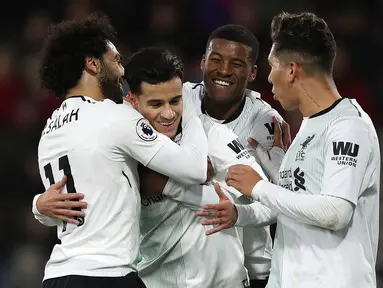 Pemain Liverpool merayakan gol Philippe Coutinho ke gawang AFC Bournemouth pada pekan 18 Premier League di Vitality Stadium, Minggu (17/12). Liverpool mencukur tuan rumah AFC Bournemouth empat gol tanpa balas. (Andrew Matthews/PA via AP)