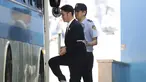 Wakil Ketua Samsung Electronics, Lee Jae-yong menuju mobil tahanan seusai menjalani sidang vonis di pengadilan di Seoul, Korea Selatan, (25/8). Pengadilan Korea Selatan menjatuhkan vonis lima tahun penjara kepada Lee. (Chung Sung-Jun/Pool Photo via AP)
