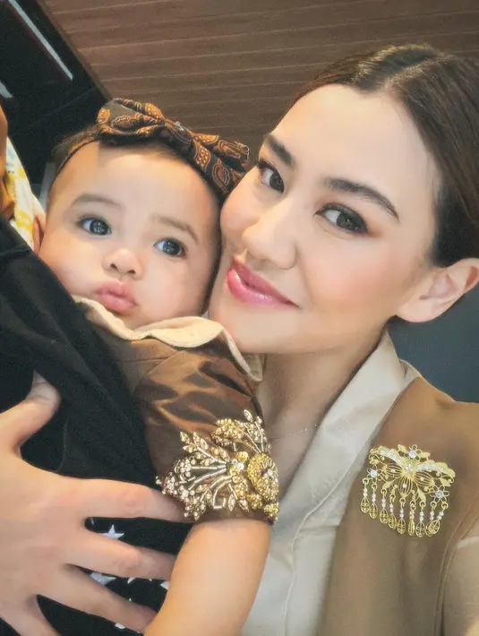 Tak berlebihan, Aaliyah Massaid menyempurnakan penampilan dengan makeup flawless bernuansa kecokelatan yang lembut dan tambahan beberapa aksesori berupa bros dan kalung. [Foto: Instagram/aaliyah.massaid]