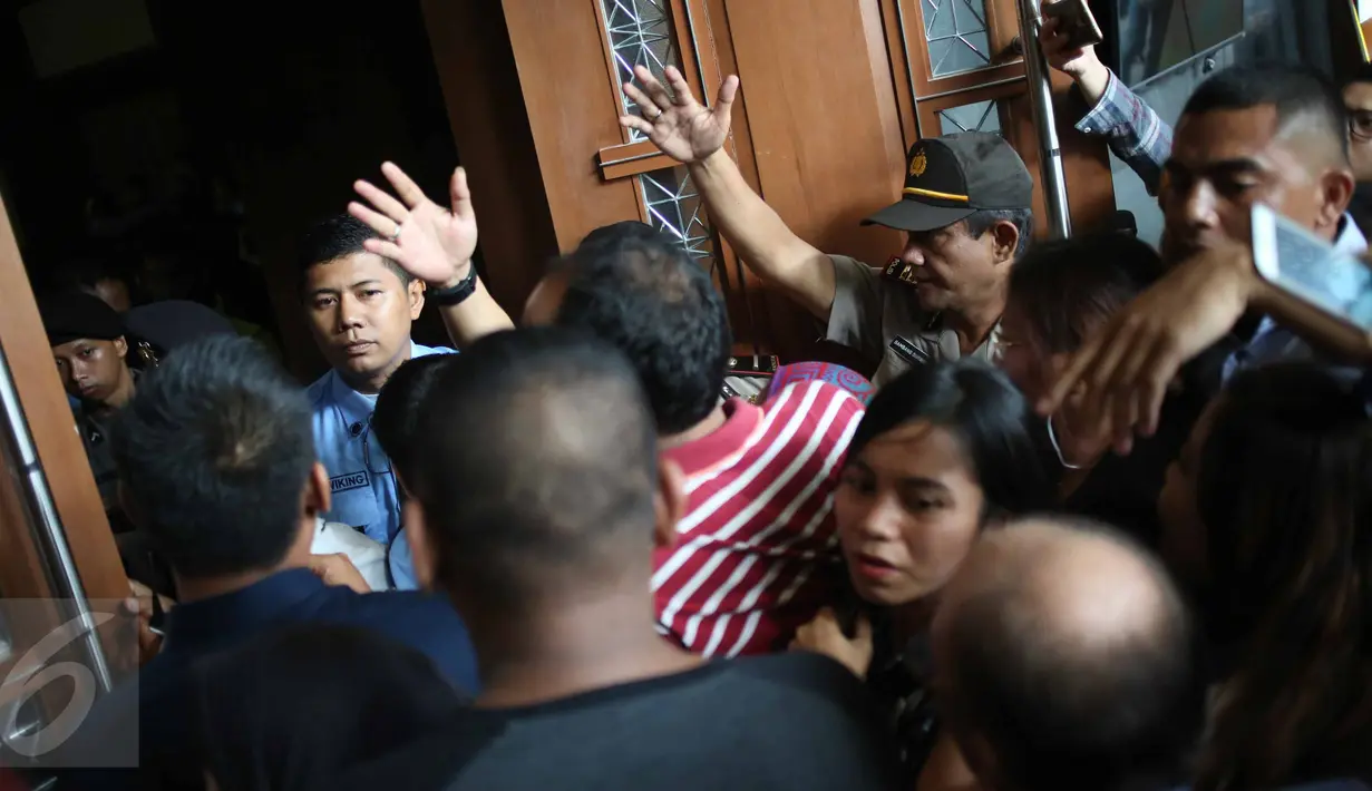 Aparat kepolisian menertibkan para pengunjung yang berebut masuk pintu ruang sidang di Pengadilan Negeri Jakarta Pusat, Kamis (27/10). Mereka hendak menyaksikan sidang Jessica Kumala Wongso dengan agenda pembacaan vonis. (Liputan6.com/Faizal Fanani)