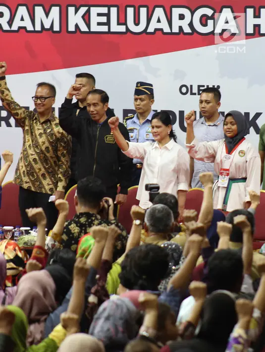 Presiden Joko Widodo bersama Iriana Jokowi saat sosialisasi Program Keluarga Harapan (PKH) Tahun 2019 di Gelanggang Remaja, Jakarta, Senin (3/12). Jokowi berharap penambahan PKH bisa digunakan sebaik-baiknya bagi keluarga. (Liputan6 com/Angga Yuniar)