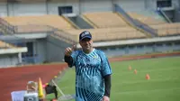 Pelatih Persib Bandung, Robert Alberts, ketika mendampingi timnya menggelar latihan di Stadion Gelora Bandung Lautan Api, Selasa (2/3/2021). (Bola.com/Erwin Snaz)