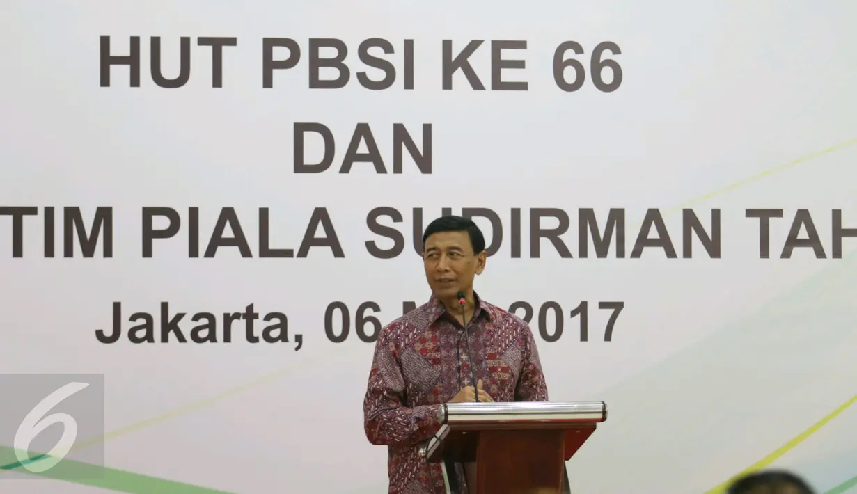 Ketum PBSI Wiranto memberi sambutan saat menghadiri perayaan HUT PBSI di Cipayung, Jakarta, Sabtu (6/5). Dalam sambutannya Wiranto mengatakan siap membenahi sarana dan prasana PBSI agar dapat memajukan bulu tangkis indonesia. (Liputan6.com/Angga Yuniar)