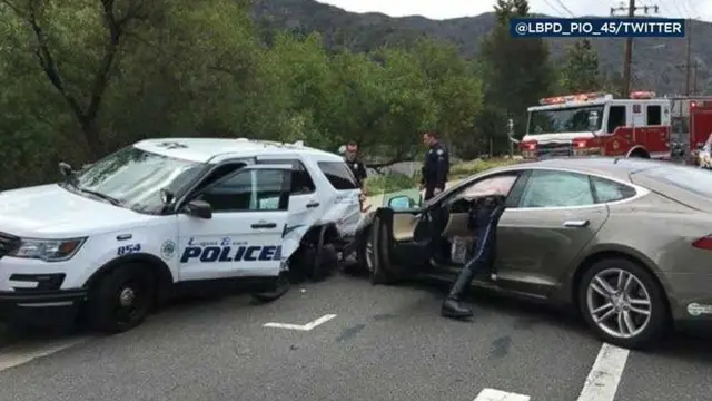 Tesla dicecar 11 pertanyaan dari NHTSA terkait kecelakaan dengan mobil patroli