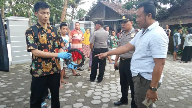Polisi mengolah TKP peristiwa bunuh diri di Desa Jemur, Kebumen, Jawa Tengah, Jumat (16/11/2018). (Liputan6.com/Polres Kebumen/Muhamad Ridlo)