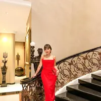 Bodycon dress merah tampak memeluk sempurna tubuh curvy Felicia. Ditambah dengan polesan makeup bold yang berfokus pada lipstik merah, membuat Felicia terlihat lebih sensual.